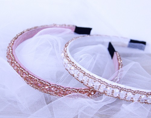 8月5日，手工活外發(fā)加工正規(guī)廠家，純手工加工串珠，做手工傳承官，與手工之家合作，自由靈活，收入更好，圖為串珠米珠繡純手工產(chǎn)品剪影