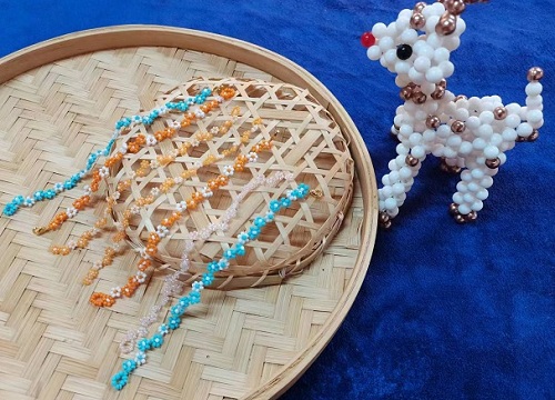 8月6日，寶媽手工活兼職，正規(guī)手工接單平臺，做手工傳承官，在手工之家，大家有更好的收入，更快的成長，圖為串珠米珠繡純手工產品剪影