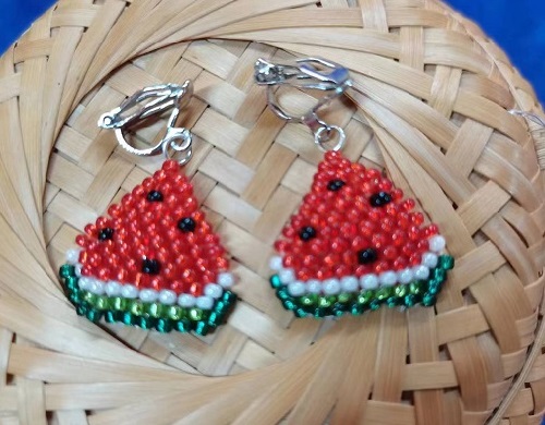 8月7日，在家做的手工活正規(guī)平臺，拿回家做的手工項目，做手工傳承官，手工之家提供平臺和機遇，努力才有好收獲，圖為串珠米珠繡純手工產(chǎn)品剪影