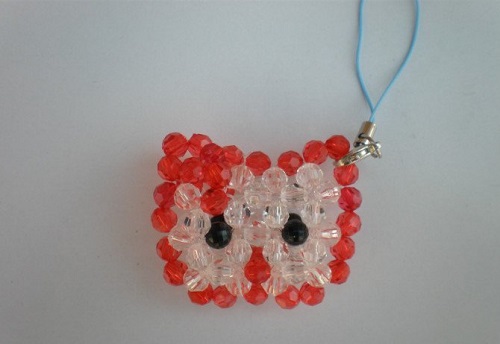 8月8日，手工活外發(fā)加工可靠嗎？靈活就業(yè)好手工，做手工傳承官，手工之家不斷創(chuàng)新合作，讓大家的收入更好是目標(biāo)，圖為串珠米珠繡純手工產(chǎn)品剪影