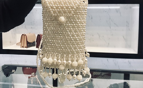 8月9日，外發(fā)手工活正規(guī)平臺(tái)，適合的串珠手工項(xiàng)目，做手工傳承官，在手工之家，因?yàn)榉?wù)好，合作很簡單，圖為串珠米珠繡純手工產(chǎn)品剪影