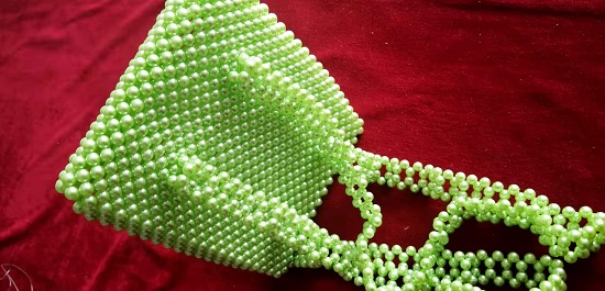 8月15日，手工活外發(fā)加工正規(guī)廠家，做手工傳承官，居家專兼職的好副業(yè)，與手工之家合作，認真對待讓收入更好，圖為串珠米珠繡純手工產(chǎn)品剪影