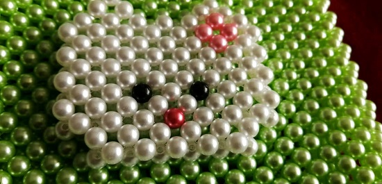 8月15日，手工活外發(fā)加工正規(guī)廠家，做手工傳承官，居家專兼職的好副業(yè)，與手工之家合作，認真對待讓收入更好，圖為串珠米珠繡純手工產(chǎn)品剪影