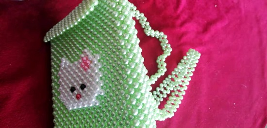 8月15日，手工活外發(fā)加工正規(guī)廠家，做手工傳承官，居家專兼職的好副業(yè)，與手工之家合作，認真對待讓收入更好，圖為串珠米珠繡純手工產(chǎn)品剪影