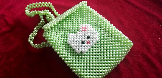 8月15日，手工活外發(fā)加工正規(guī)廠家，做手工傳承官，居家專兼職的好副業(yè)，與手工之家合作，認真對待讓收入更好，圖為串珠米珠繡純手工產(chǎn)品剪影