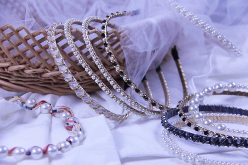 8月18日，手工活從哪里找廠家，可靠的串珠手工項(xiàng)目，靈活就業(yè)做手工傳承官，在手工之家，純手工事業(yè)發(fā)展讓大家收入好，圖為串珠米珠繡純手工產(chǎn)品剪影