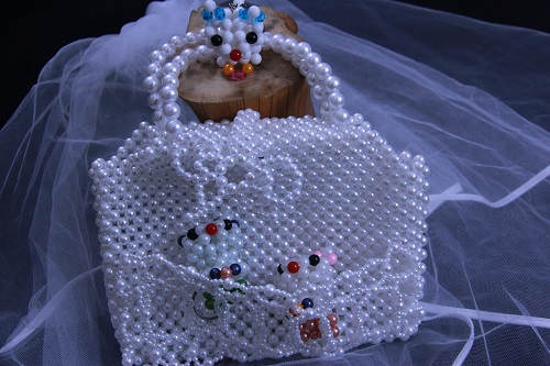 8月20日，在家能掙錢的正規(guī)手工，靈活就業(yè)串珠手工項(xiàng)目，做手工傳承官，與手工之家合作，純手工讓大家合作共贏，圖為串珠米珠繡純手工產(chǎn)品剪影