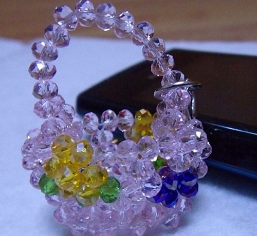 8月21日，手工活外發(fā)加工網(wǎng)，在家做串珠手工掙錢，做手工傳承官，信任手工之家，因為大家合作多、時間長、收入好，圖為串珠米珠繡純手工產(chǎn)品剪影