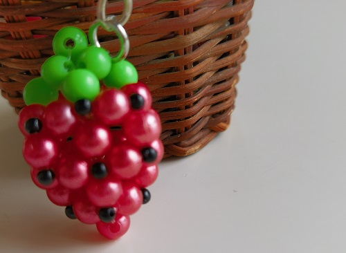 8月22日，兼職手工活外發(fā)加工在家可做，專兼職都能干的純手工，做手工傳承官，手工之家的合作，都會讓大家先了解清楚、學(xué)會掌握，圖為串珠米珠繡純手工產(chǎn)品剪影