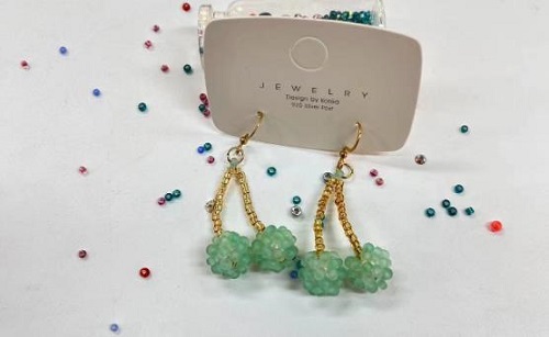 8月24日，外發(fā)加工接單平臺，靈活就業(yè)純手工，做手工傳承官，選手工之家合作，因為這里真實，值得信賴，圖為串珠米珠繡純手工產(chǎn)品剪影