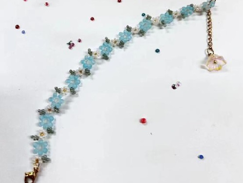 8月25日，哪里可以做手工活兼職，手工項(xiàng)目拿回家做，做手工傳承官，在手工之家，服務(wù)就是人性化，就是貼心完善，圖為串珠米珠繡純手工產(chǎn)品剪影