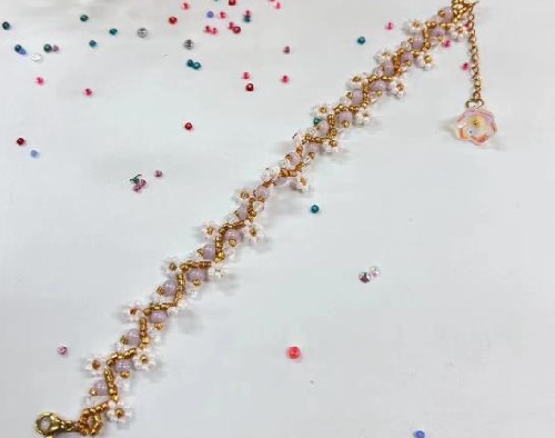 8月25日，哪里可以做手工活兼職，手工項(xiàng)目拿回家做，做手工傳承官，在手工之家，服務(wù)就是人性化，就是貼心完善，圖為串珠米珠繡純手工產(chǎn)品剪影