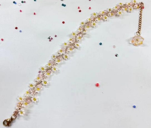 8月25日，哪里可以做手工活兼職，手工項(xiàng)目拿回家做，做手工傳承官，在手工之家，服務(wù)就是人性化，就是貼心完善，圖為串珠米珠繡純手工產(chǎn)品剪影