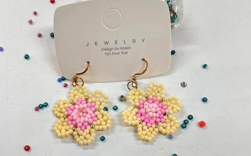 8月26日，手工活外發(fā)加工可靠嗎？靈活就業(yè)創(chuàng)業(yè)，做手工傳承官，在手工之家，純手工事業(yè)全面發(fā)展，圖為串珠米珠繡純手工產(chǎn)品剪影