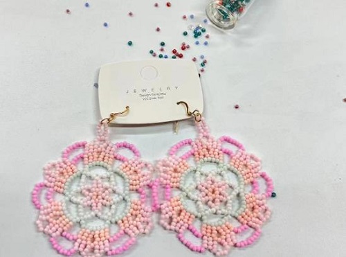 8月26日，手工活外發(fā)加工可靠嗎？靈活就業(yè)創(chuàng)業(yè)，做手工傳承官，在手工之家，純手工事業(yè)全面發(fā)展，圖為串珠米珠繡純手工產(chǎn)品剪影