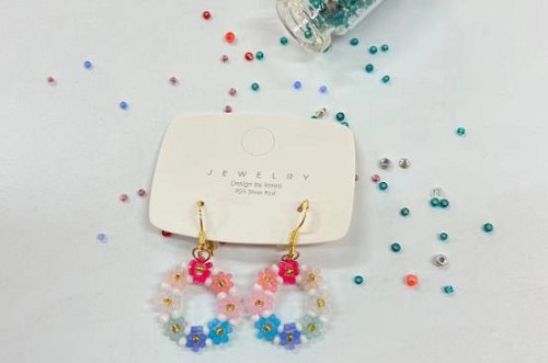 8月26日，手工活外發(fā)加工可靠嗎？靈活就業(yè)創(chuàng)業(yè)，做手工傳承官，在手工之家，純手工事業(yè)全面發(fā)展，圖為串珠米珠繡純手工產(chǎn)品剪影