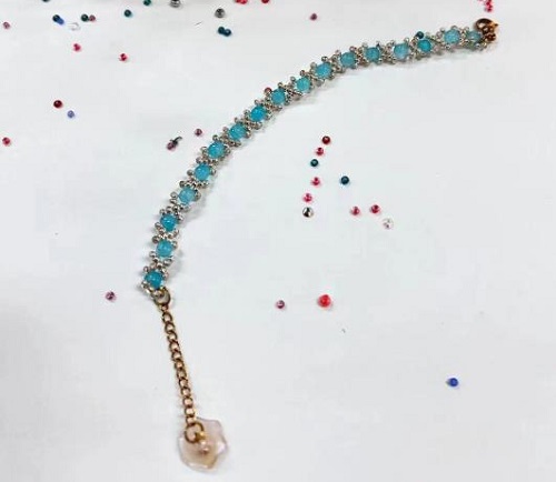 8月27日，農(nóng)村手工活加工項目去哪里找，拿回家做的手工項目，做手工傳承官，在手工之家，線上線下合作，服務(wù)一樣，圖為飾品類串珠純手工產(chǎn)品剪影