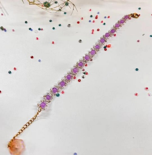 8月27日，農(nóng)村手工活加工項目去哪里找，拿回家做的手工項目，做手工傳承官，在手工之家，線上線下合作，服務(wù)一樣，圖為飾品類串珠純手工產(chǎn)品剪影