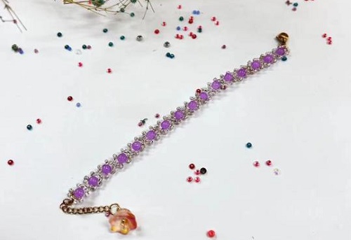 8月27日，農(nóng)村手工活加工項目去哪里找，拿回家做的手工項目，做手工傳承官，在手工之家，線上線下合作，服務(wù)一樣，圖為飾品類串珠純手工產(chǎn)品剪影