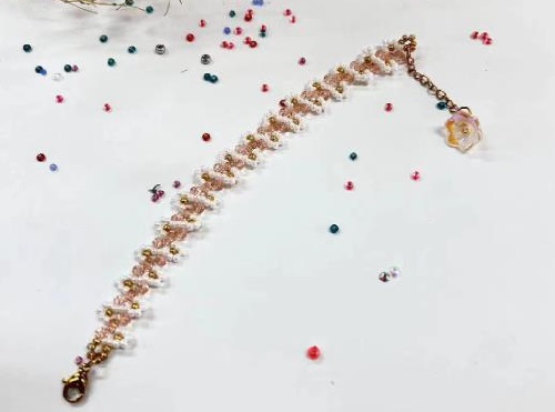 8月28日，外發(fā)加工接單平臺，正規(guī)廠家的手工，做手工傳承官，在手工之家，純手工不占空間，圖為飾品類串珠純手工產(chǎn)品剪影