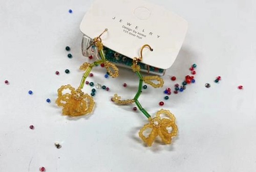 8月29日，手工活兼職招聘信息，在家做串珠手工項目掙錢，做手工傳承官，在手工之家，要多掙錢，每一種合作都需要認真對待，圖為串珠米珠繡純手工產(chǎn)品剪影