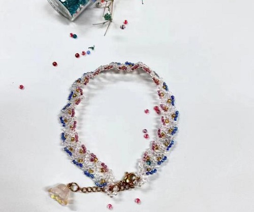 8月30日，外發(fā)手工領(lǐng)回家做，做手工傳承官，在家做手工掙錢，在手工之家，努力換來幸福、付出贏得收獲，圖為串珠米珠繡純手工產(chǎn)品剪影