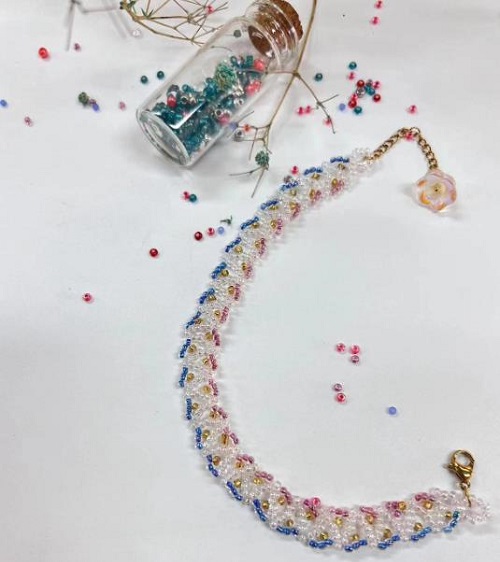 8月30日，外發(fā)手工領(lǐng)回家做，做手工傳承官，在家做手工掙錢，在手工之家，努力換來幸福、付出贏得收獲，圖為串珠米珠繡純手工產(chǎn)品剪影