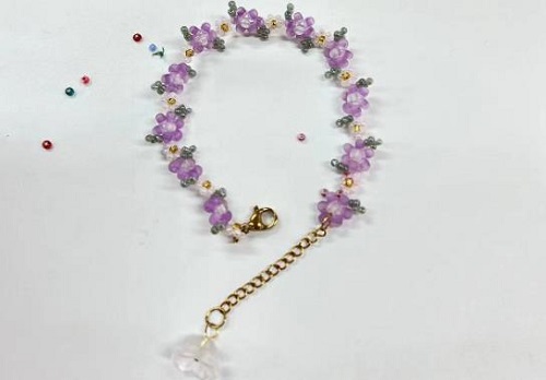 8月31日，兼職手工活可以帶回家做，做手工傳承官，靈活就業(yè)創(chuàng)業(yè)，在手工之家，純手工讓大家把時(shí)間都利用起來(lái)掙錢(qián)，圖為串珠米珠繡純手工產(chǎn)品剪影