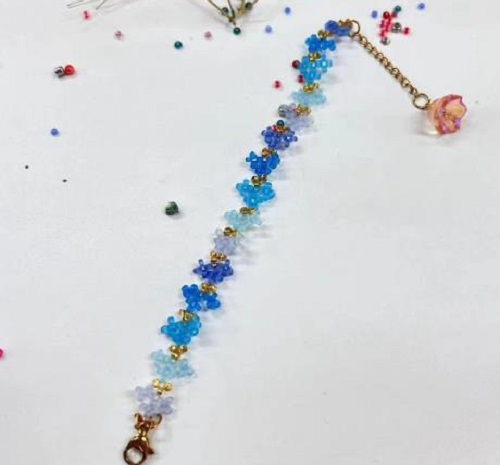 8月31日，兼職手工活可以帶回家做，做手工傳承官，靈活就業(yè)創(chuàng)業(yè)，在手工之家，純手工讓大家把時(shí)間都利用起來(lái)掙錢(qián)，圖為串珠米珠繡純手工產(chǎn)品剪影