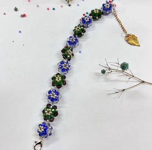 8月31日，兼職手工活可以帶回家做，做手工傳承官，靈活就業(yè)創(chuàng)業(yè)，在手工之家，純手工讓大家把時(shí)間都利用起來(lái)掙錢(qián)，圖為串珠米珠繡純手工產(chǎn)品剪影