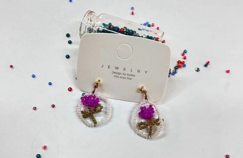 9月2日，在家兼職平臺正規(guī)的日結(jié)，做手工傳承官，靈活就業(yè)創(chuàng)業(yè)，在手工之家，長期合作、多掙錢就要這樣做，圖為串珠米珠繡純手工產(chǎn)品剪影