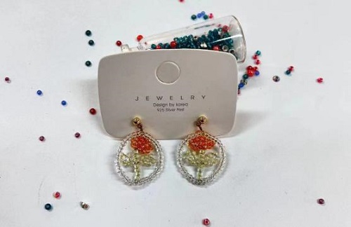 9月2日，在家兼職平臺正規(guī)的日結(jié)，做手工傳承官，靈活就業(yè)創(chuàng)業(yè)，在手工之家，長期合作、多掙錢就要這樣做，圖為串珠米珠繡純手工產(chǎn)品剪影