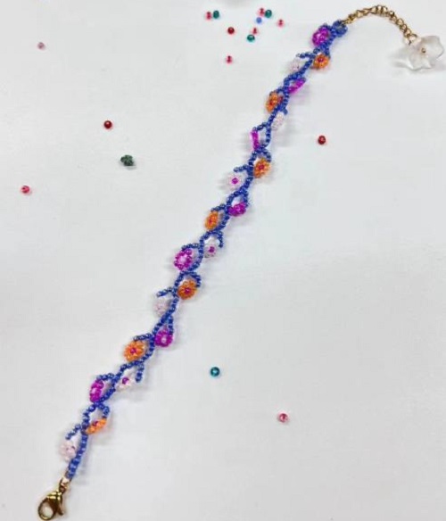 9月3日，在家里就能賺錢的工作，做手工傳承官，居家手工靈活就業(yè)創(chuàng)業(yè)，選擇手工之家，因為對這里的手工事業(yè)各個方面滿意，圖為串珠米珠繡純手工產(chǎn)品剪影