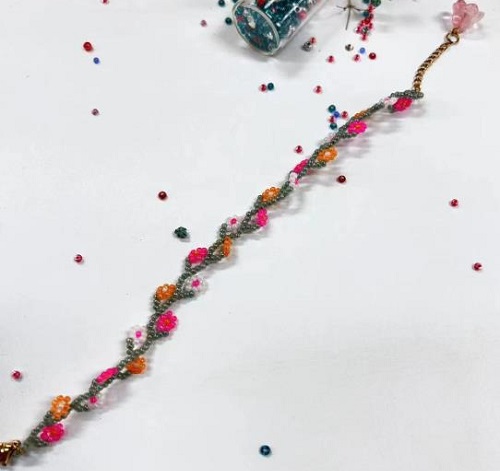 9月3日，在家里就能賺錢的工作，做手工傳承官，居家手工靈活就業(yè)創(chuàng)業(yè)，選擇手工之家，因為對這里的手工事業(yè)各個方面滿意，圖為串珠米珠繡純手工產(chǎn)品剪影