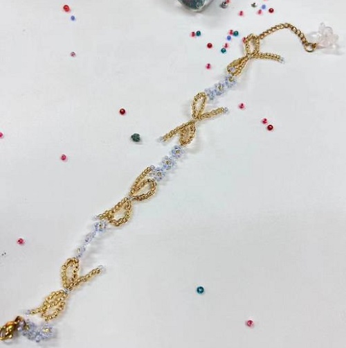 9月3日，在家里就能賺錢的工作，做手工傳承官，居家手工靈活就業(yè)創(chuàng)業(yè)，選擇手工之家，因為對這里的手工事業(yè)各個方面滿意，圖為串珠米珠繡純手工產(chǎn)品剪影