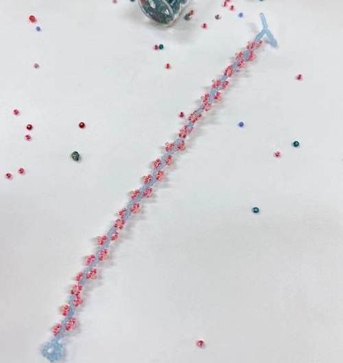 9月4日，在家能做的兼職正規(guī)，做手工傳承官，拿回家做的手工項(xiàng)目，與手工之家合作，能掙錢、有發(fā)展，圖為串珠米珠繡純手工產(chǎn)品剪影