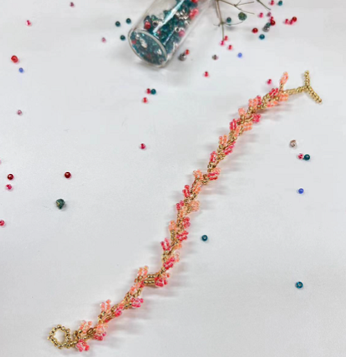 9月5日，手工活從哪里找廠家，想接正規(guī)廠家的手工項(xiàng)目，做手工傳承官，與手工之家合作，找到這里的方式有很多種，圖為串珠米珠繡純手工產(chǎn)品剪影