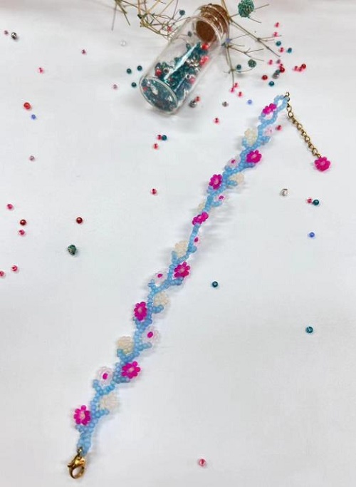 9月6日，附近有沒有兼職手工活，居家靈活就業(yè)的好副業(yè)，做手工傳承官，與手工之家，合作制度和服務(wù)讓人放心，圖為串珠米珠繡純手工產(chǎn)品剪影