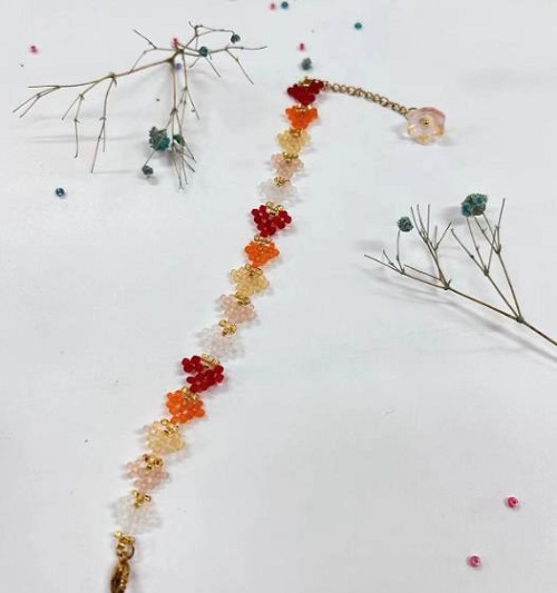 9月7日，手工活拿回家做在哪里找，靈活就業(yè)創(chuàng)業(yè)，做手工傳承官，在手工之家，了解清楚是合作的基礎，圖為串珠米珠繡純手工產(chǎn)品剪影