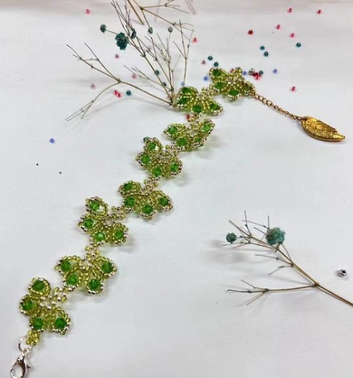 9月7日，手工活拿回家做在哪里找，靈活就業(yè)創(chuàng)業(yè)，做手工傳承官，在手工之家，了解清楚是合作的基礎，圖為串珠米珠繡純手工產(chǎn)品剪影