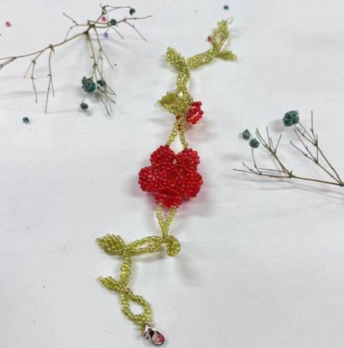 9月7日，手工活拿回家做在哪里找，靈活就業(yè)創(chuàng)業(yè)，做手工傳承官，在手工之家，了解清楚是合作的基礎，圖為串珠米珠繡純手工產(chǎn)品剪影