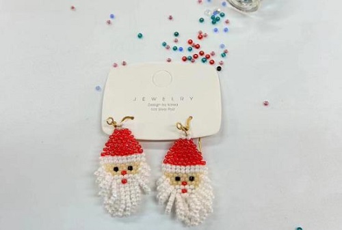 9月8日，外發(fā)手工活正規(guī)平臺，在家做手工掙錢，做手工傳承官，手工之家的純手工是可以在家做的好兼職、好事業(yè)，圖為串珠米珠繡純手工產品剪影