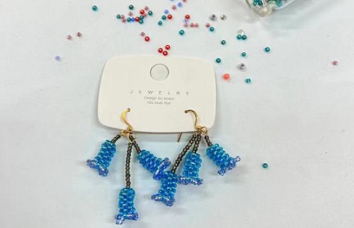 9月8日，外發(fā)手工活正規(guī)平臺，在家做手工掙錢，做手工傳承官，手工之家的純手工是可以在家做的好兼職、好事業(yè)，圖為串珠米珠繡純手工產品剪影