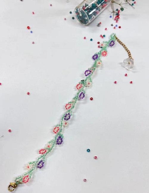 9月9日，手工活接單平臺，想接正規(guī)廠家的手工，做手工傳承官，與手工之家合作，合作內(nèi)容多，收入也多，圖為串珠米珠繡純手工產(chǎn)品剪影