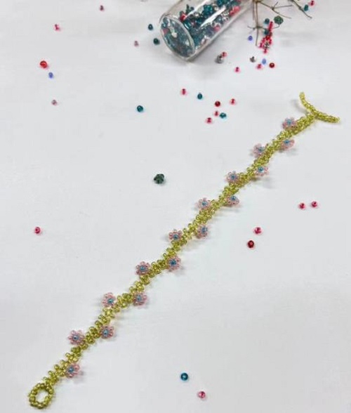 9月9日，手工活接單平臺，想接正規(guī)廠家的手工，做手工傳承官，與手工之家合作，合作內(nèi)容多，收入也多，圖為串珠米珠繡純手工產(chǎn)品剪影