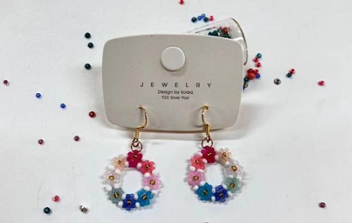 9月10日，手工活外發(fā)加工正規(guī)廠家直接發(fā)貨，做手工傳承官，在家做的手工，手工之家的純手工有優(yōu)勢(shì)、能掙錢(qián)，圖為串珠米珠繡純手工產(chǎn)品剪影