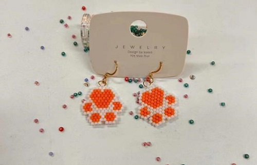 9月10日，手工活外發(fā)加工正規(guī)廠家直接發(fā)貨，做手工傳承官，在家做的手工，手工之家的純手工有優(yōu)勢(shì)、能掙錢(qián)，圖為串珠米珠繡純手工產(chǎn)品剪影