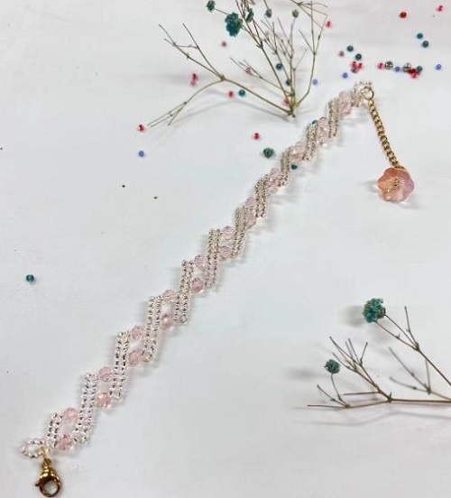 9月11日，在家里就能賺錢(qián)的工作，靈活就業(yè)好副業(yè)，手工活加工外發(fā)回收，做手工傳承官，與手工之家合作，穩(wěn)定可靠，心里踏實(shí)，圖為串珠米珠繡純手工產(chǎn)品剪影