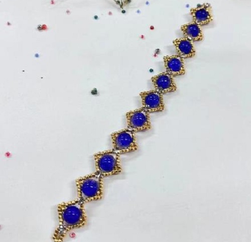 9月11日，在家里就能賺錢(qián)的工作，靈活就業(yè)好副業(yè)，手工活加工外發(fā)回收，做手工傳承官，與手工之家合作，穩(wěn)定可靠，心里踏實(shí)，圖為串珠米珠繡純手工產(chǎn)品剪影