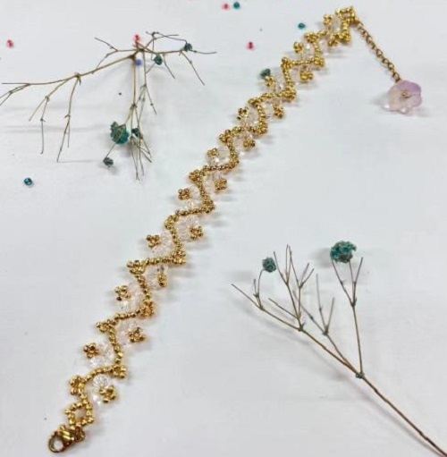 9月11日，在家里就能賺錢(qián)的工作，靈活就業(yè)好副業(yè)，手工活加工外發(fā)回收，做手工傳承官，與手工之家合作，穩(wěn)定可靠，心里踏實(shí)，圖為串珠米珠繡純手工產(chǎn)品剪影